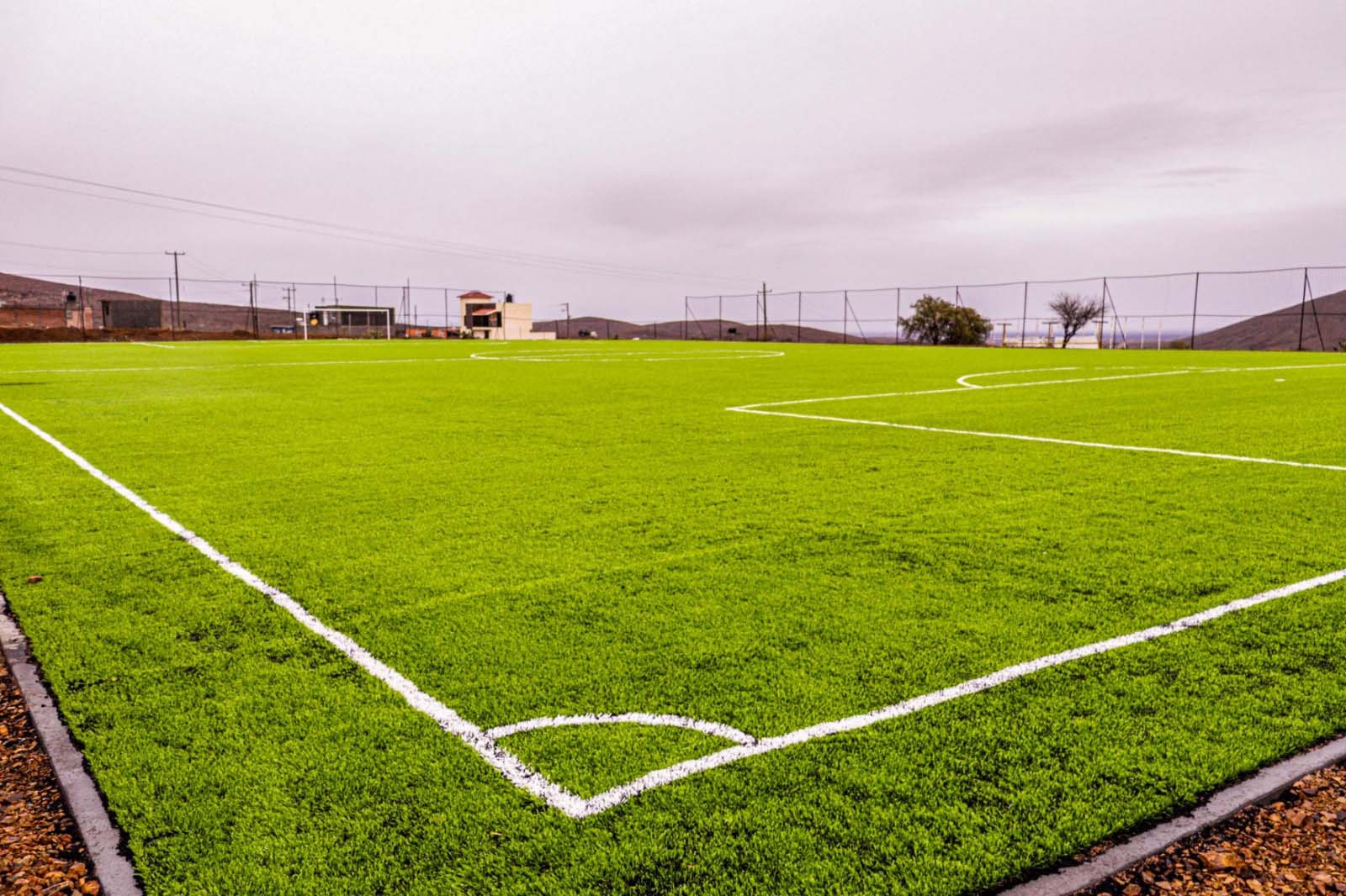 REHABILITAN CANCHA DE FÚTBOL CON PASTO